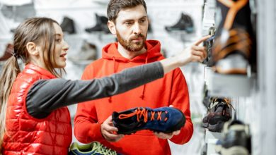 Jak nosit sneakers