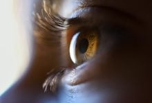 Co znamená tik v levém oku