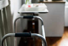 Zdravotní pomůcky do domácí péče - co skutečně usnadní péči o seniora